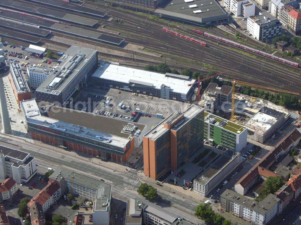 Hannover (Niedersachsen) from the bird's eye view: 2004 wurde der Hauptbahnhof Hannover für vorbildlichen Reiseservice aus Kundensicht mit dem Preis „Bahnhof des Jahres“ausgezeichnet. Daten&Fakten: Service-Mitarbeiter 53; Mitarbeiter gesamt 120; Züge Fernverkehr täglich 230; Züge Nahverkehr täglich 440; Reisende und Besucher täglich 250.000; Aufzüge 6; Geschäfte und Gastronomie 47; Anzahl der Bahnsteige 6; Fläche der Bahnsteige 24.417 m²; Fläche Vermietung 13.065 m²; DB Automaten 47 ; Schließfächer 1.300 ; Parkplätze 1.622; Fahrradplätze 800 .