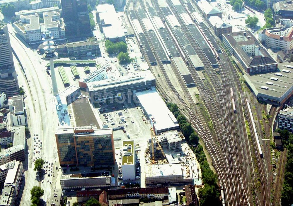 Aerial image Hannover (Niedersachsen) - 2004 wurde der Hauptbahnhof Hannover für vorbildlichen Reiseservice aus Kundensicht mit dem Preis „Bahnhof des Jahres“ausgezeichnet. Daten&Fakten: Service-Mitarbeiter 53; Mitarbeiter gesamt 120; Züge Fernverkehr täglich 230; Züge Nahverkehr täglich 440; Reisende und Besucher täglich 250.000; Aufzüge 6; Geschäfte und Gastronomie 47; Anzahl der Bahnsteige 6; Fläche der Bahnsteige 24.417 m²; Fläche Vermietung 13.065 m²; DB Automaten 47 ; Schließfächer 1.300 ; Parkplätze 1.622; Fahrradplätze 800 .