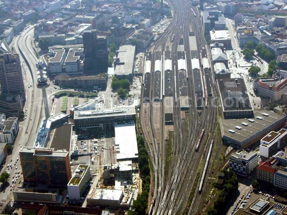 Aerial photograph Hannover (Niedersachsen) - 2004 wurde der Hauptbahnhof Hannover für vorbildlichen Reiseservice aus Kundensicht mit dem Preis „Bahnhof des Jahres“ausgezeichnet. Daten&Fakten: Service-Mitarbeiter 53; Mitarbeiter gesamt 120; Züge Fernverkehr täglich 230; Züge Nahverkehr täglich 440; Reisende und Besucher täglich 250.000; Aufzüge 6; Geschäfte und Gastronomie 47; Anzahl der Bahnsteige 6; Fläche der Bahnsteige 24.417 m²; Fläche Vermietung 13.065 m²; DB Automaten 47 ; Schließfächer 1.300 ; Parkplätze 1.622; Fahrradplätze 800 .