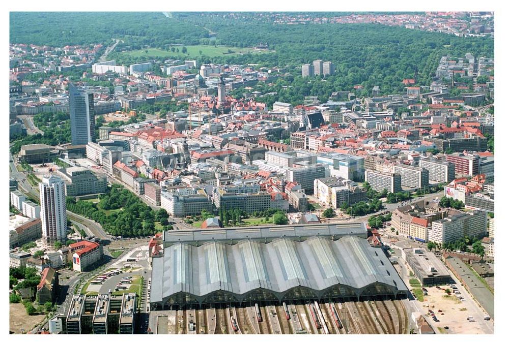 Leipzig from above - Blick auf die Hauptbahnhof-Promenaden im Leipziger Hauptbahnhof in Leipzig durch die ECE Projektmanagement GmbH. Im Hintergrund ist der leipziger Sitz des Mitteldeutschen Rundfunks (MDR) zu sehen