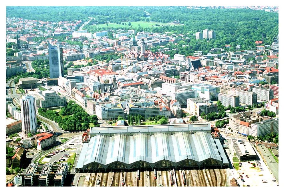 Leipzig from the bird's eye view: Blick auf die Hauptbahnhof-Promenaden im Leipziger Hauptbahnhof in Leipzig durch die ECE Projektmanagement GmbH. Im Hintergrund ist der leipziger Sitz des Mitteldeutschen Rundfunks (MDR) zu sehen