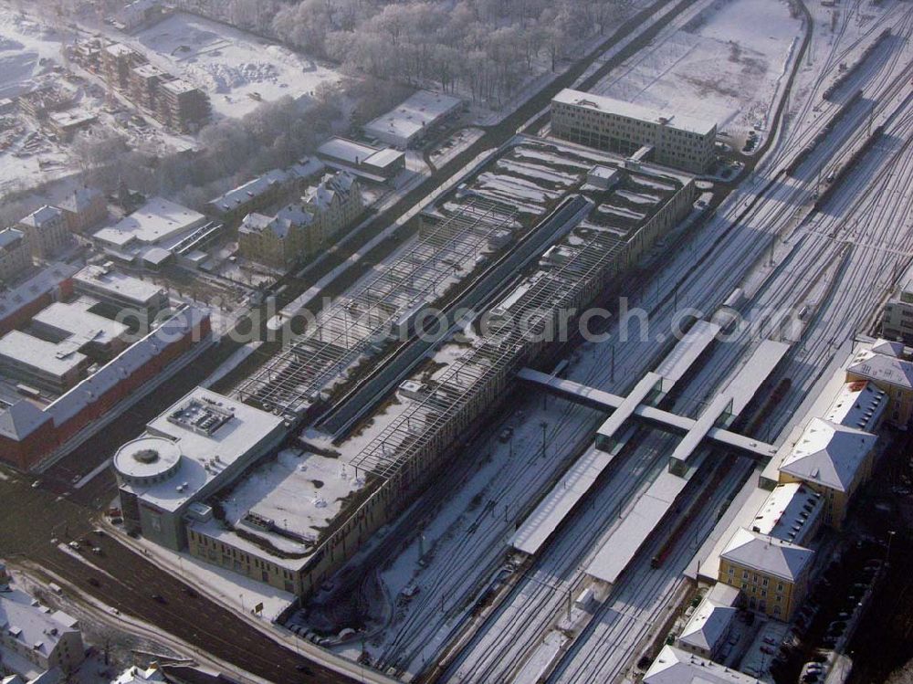 Aerial photograph Regensburg / Bayern - 15.01.2006: Der Hauptbahnhof und die Regensburg Arcaden,ein Objekt der ECE Projektmanagement GmbH, im Stadtzentrum von Regensburg. Arcaden: Friedenstraße 23; 93053 Regensburg; Telefon 0941/70 55 60