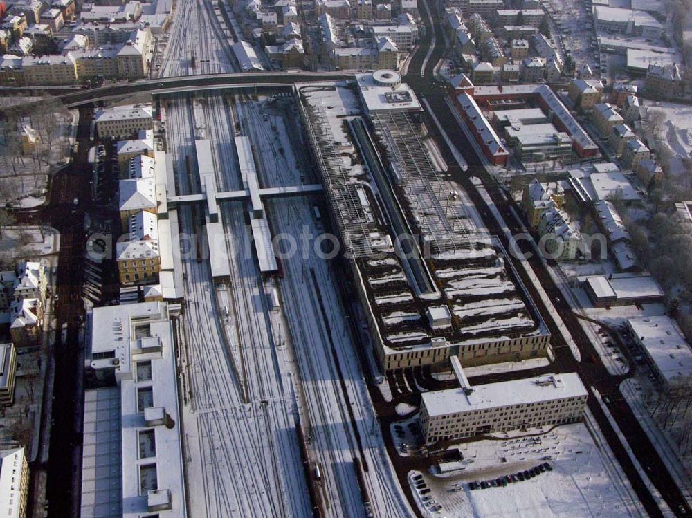 Regensburg / Bayern from above - 15.01.2006: Der Hauptbahnhof und die Regensburg Arcaden,ein Objekt der ECE Projektmanagement GmbH, im Stadtzentrum von Regensburg. Arcaden: Friedenstraße 23; 93053 Regensburg; Telefon 0941/70 55 60