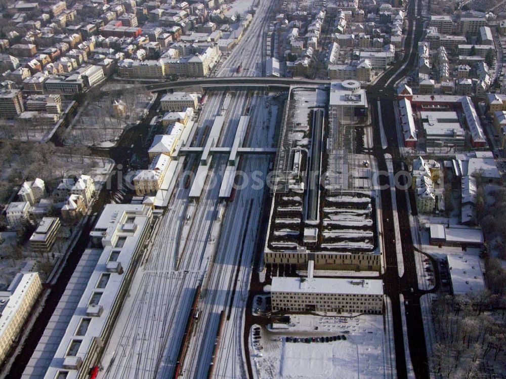 Regensburg / Bayern from the bird's eye view: 15.01.2006: Der Hauptbahnhof und die Regensburg Arcaden,ein Objekt der ECE Projektmanagement GmbH, im Stadtzentrum von Regensburg. Arcaden: Friedenstraße 23; 93053 Regensburg; Telefon 0941/70 55 60