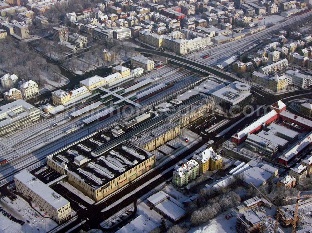 Aerial image Regensburg / Bayern - 15.01.2006: Der Hauptbahnhof und die Regensburg Arcaden,ein Objekt der ECE Projektmanagement GmbH, im Stadtzentrum von Regensburg. Arcaden: Friedenstraße 23; 93053 Regensburg; Telefon 0941/70 55 60