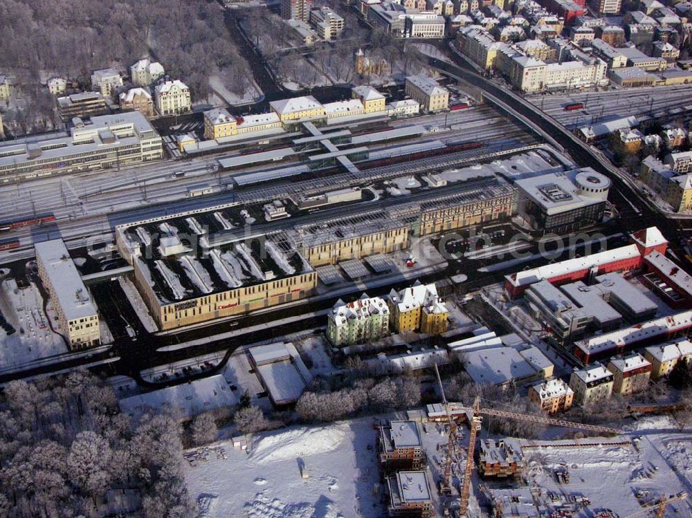 Aerial photograph Regensburg / Bayern - 15.01.2006: Der Hauptbahnhof und die Regensburg Arcaden,ein Objekt der ECE Projektmanagement GmbH, im Stadtzentrum von Regensburg. Arcaden: Friedenstraße 23; 93053 Regensburg; Telefon 0941/70 55 60