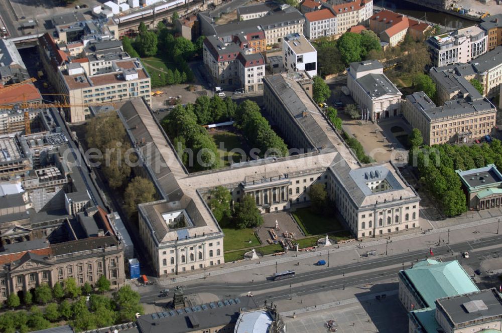 Aerial photograph Berlin - Blick auf das Hauptgebäude der Humboldt-Universität zu Berlin Unter den Linden. Die prestigeträchtige Universität unterhält alle klassischen Fakultäten und lehrt ca. 35.000 Studierende. Adresse: Unter den Linden 6, 10099 Berlin, hu-online@uv.hu-berlin.de, Tel. +49 (0)30 20932345