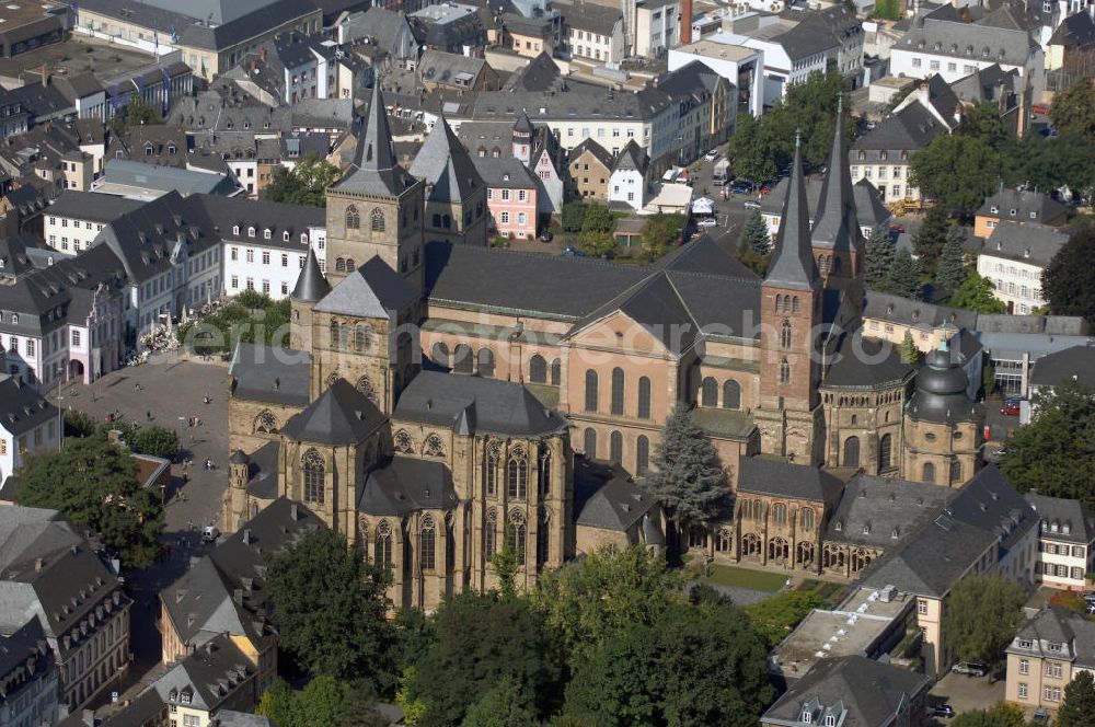 Aerial image Trier - Blick auf den Hauptmarkt, die Liebfrauenkirche und den Dom von Trier. Der Hauptmarkt zählt zu den größten Plätzen in Trier und befindet sich mitten im historischen Stadtkern. Er ist Knotenpunkt der wichtigsten Geschäftsstraßen der Stadt und diente im Mittelalter als Warenverkaufs- und Handelsplatz. Umgeben ist der Marktplatz von Häusern der Renaissance, des Barock und des Klassizismus. Der Marktplatz bietet außerdem über ein Barocktor den einzigen Zugang zur 600 Jahre alten Kirche St. Gangolf, die von allen an deren Seiten umbaut ist. Der Trierer Dom, auch Hohe Domkirche St. Peter zu Trier genannt, ist die älteste Bischofskirche Deutschlands und Mutterkirche des Bistums Trier. Zusammen mit der Liebfrauenkirche, die direkt neben dem Dom steht, zählt er seit 1986 zum Unesco Weltkulturerbe. Kontakt: Tourist-Information Trier Stadt und Land e.V., An der Porta Nigra 54290 Trier, Tel. +49(0)651 97808 0, Fax +49(0)651 97808 76, Email: info@tit.de