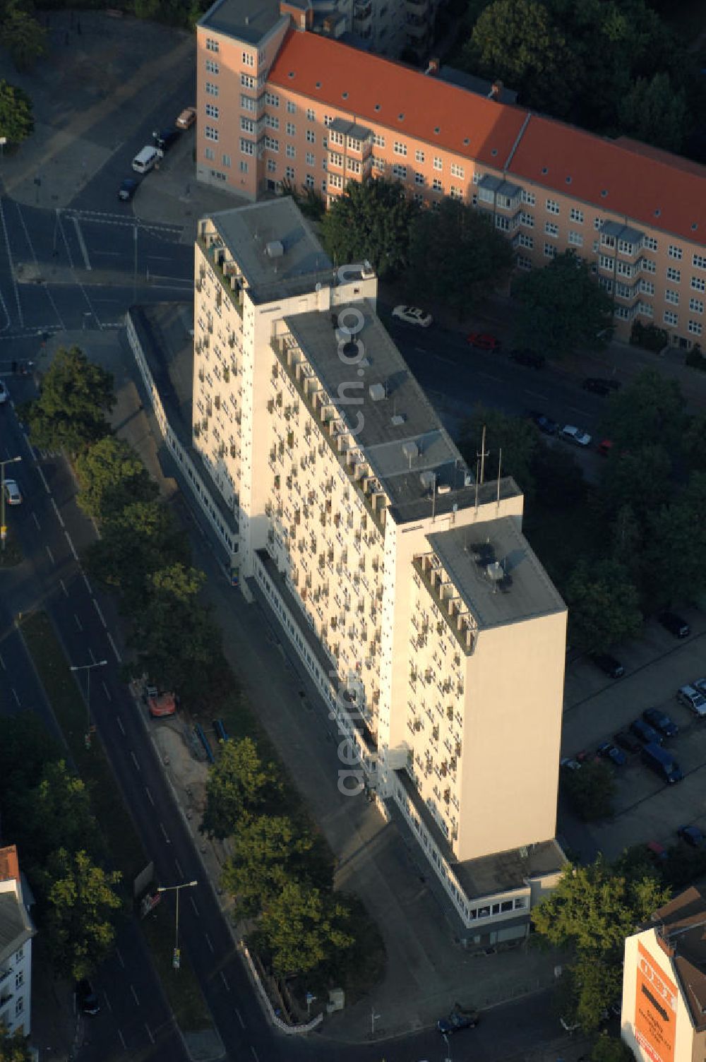 Berlin from above - Blick auf ein Wohnhaus der SorgerTec Hausverwaltung AG im Berliner Bezirk Tempelhof-Schöneberg. Dieses wird dabei von der Hauptstraße, der Traegerstraße und der Rubensstraße im Ortsteil Friedenau eingeschlossen. Der Hauptsitz der Verwaltung ist ebenfalls an diesem Wohnhaus in der Hauptstraße 92-93 ansässig. Kontakt: