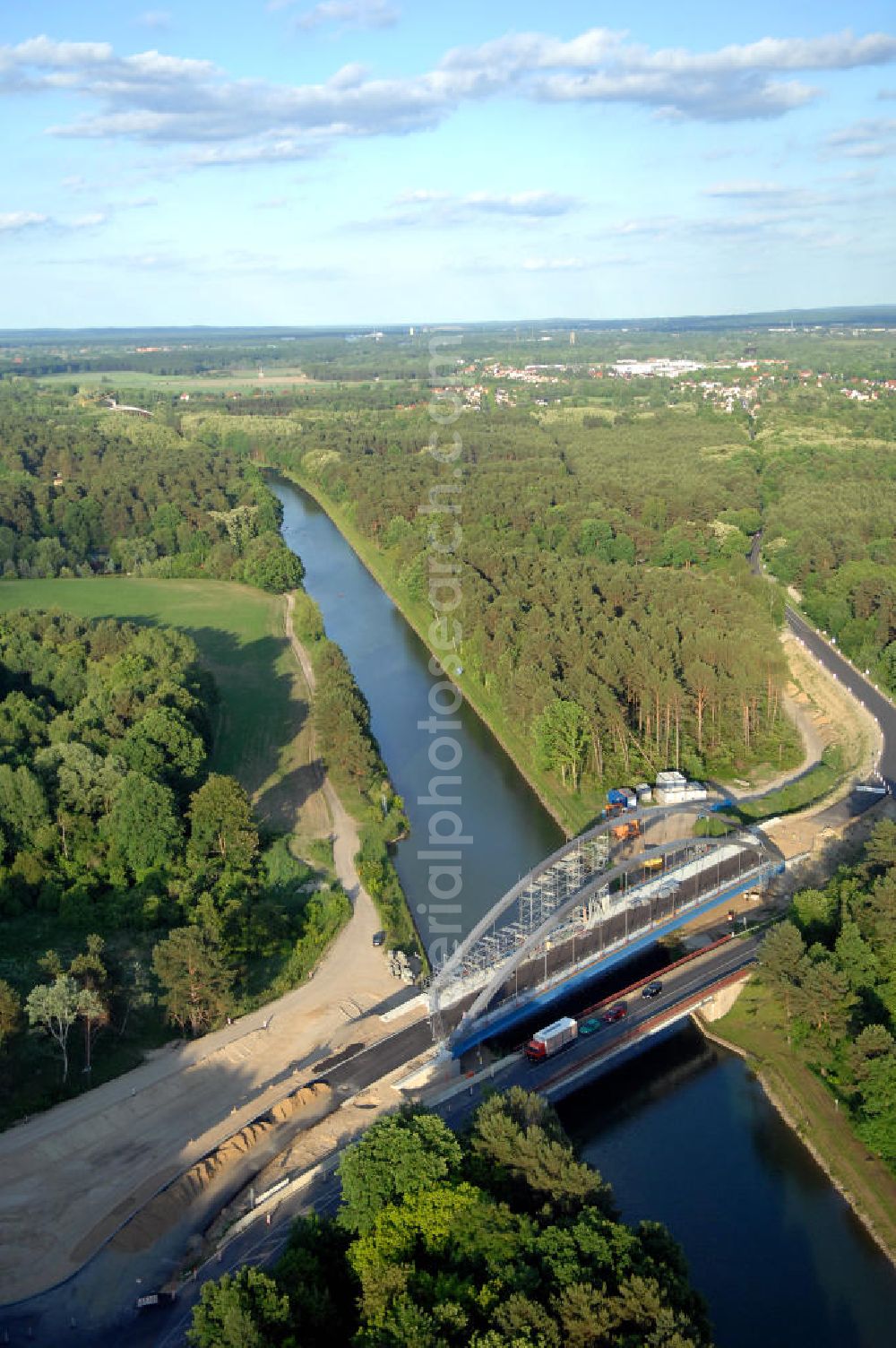 Langer Grund from above - Blick auf die Havel-Oder-Wasserstraße im Gebiet Langer Grund, ein Gebiet in der Gemeinde Schorfheide, zugehörig zum Landkreis Barnim im Bundesland Brandenburg. Im Vordergrund ist der Neubau der Kaiserwegbrücke, die die Bundestraße B167 über die Wasserstraße überführt, zu sehen. Im Hintergrund ist die Stadtansicht von dem Ort Finowfurt zu sehen, ein Amtssitz der Gemeinde Schorfheide.