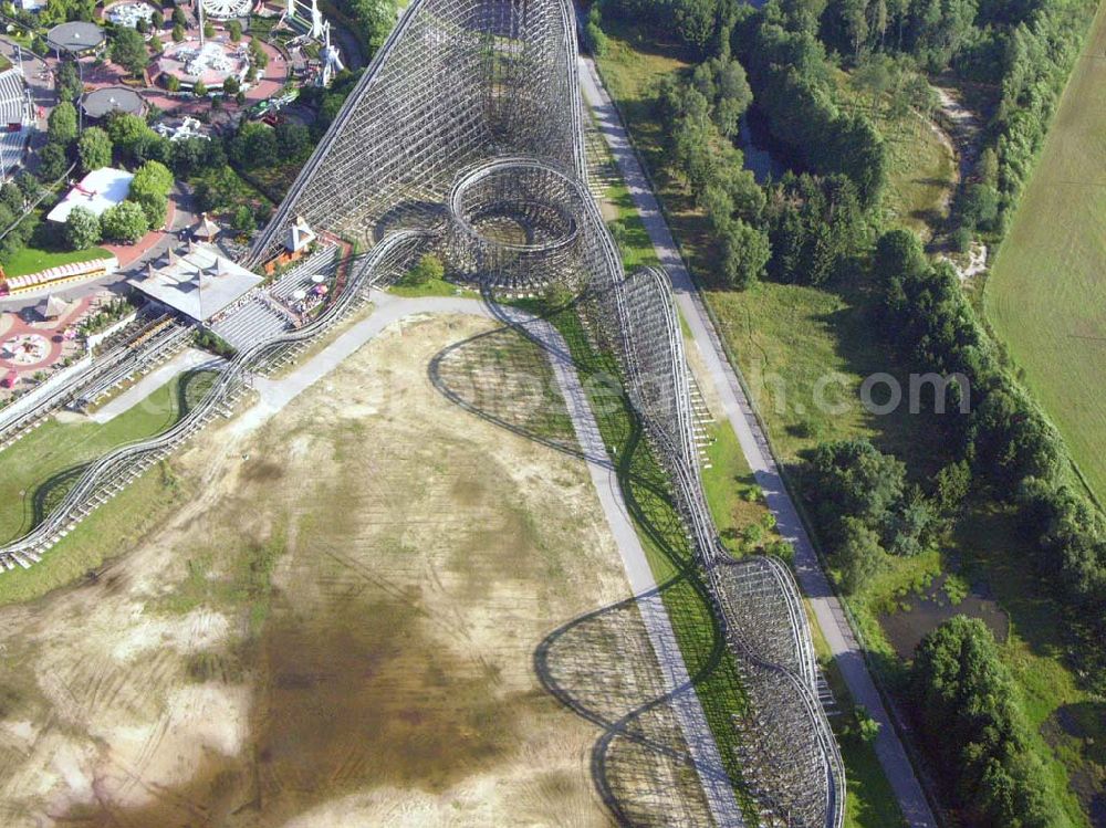 Aerial photograph Soltau (Niedersachsen) - Norddeutschlands größter Erlebnispark mit über 50 Fahrattraktionen,Tieren & Shows (z.B. Delfinshow und Seelöwenshow), Events, Konzerte und Sonderveranstaltungen, Event-Location für Firmenveranstaltungen, Feriendorf „Heide- Park Holiday Camp“ Gesamtfläche:850.000 Quadratmeter Besucher in 2004: 1.400.000; Mitarbeiter: 150-900 je nach Saison. Werkstätten: Bauschlosserei, Kfz.-Werkstatt, Elektrowerkstatt, Tischlerei, Zimmerei, Malerei, Klempnerei, Gärtnerei, Atelier Heide-Park Soltau GmbH, der Tussauds Group zugehörig; Heidenhof, 29614 Soltau; Telefon: 01805 – 91 91 01; Fax: 05191/91 111;