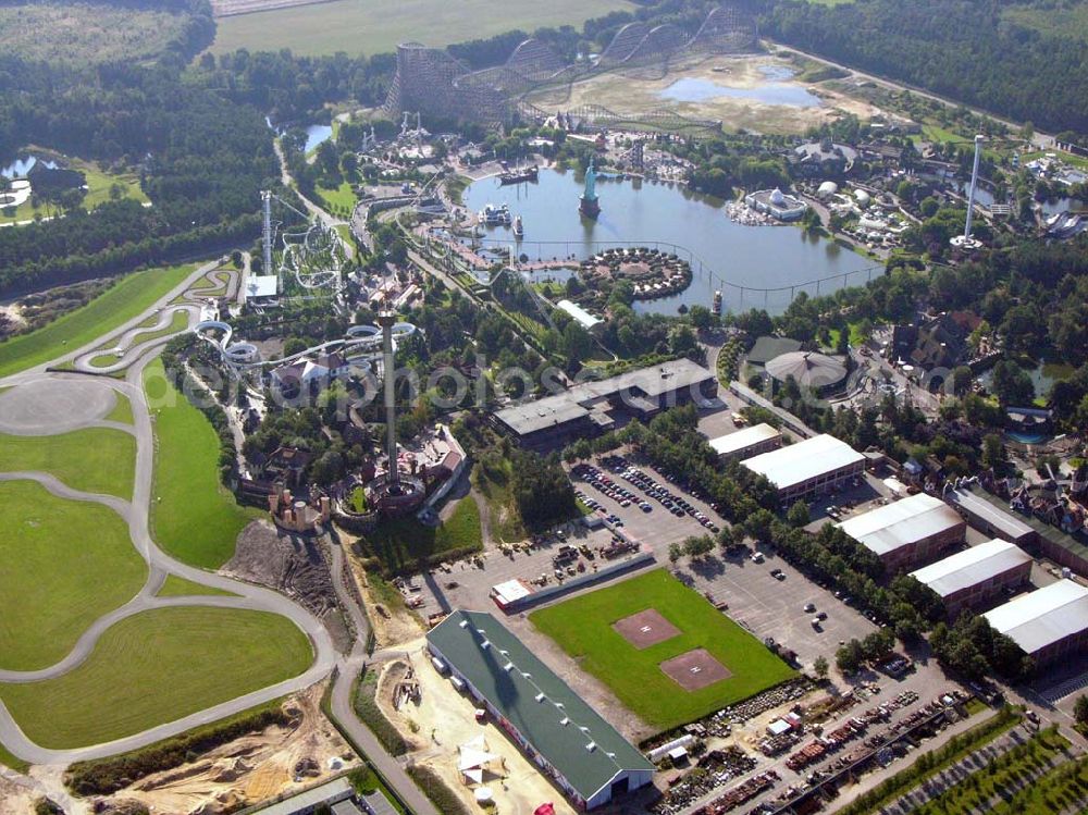 Soltau (Niedersachsen) from above - Norddeutschlands größter Erlebnispark mit über 50 Fahrattraktionen,Tieren & Shows (z.B. Delfinshow und Seelöwenshow), Events, Konzerte und Sonderveranstaltungen, Event-Location für Firmenveranstaltungen, Feriendorf „Heide- Park Holiday Camp“ Gesamtfläche:850.000 Quadratmeter Besucher in 2004: 1.400.000; Mitarbeiter: 150-900 je nach Saison. Werkstätten: Bauschlosserei, Kfz.-Werkstatt, Elektrowerkstatt, Tischlerei, Zimmerei, Malerei, Klempnerei, Gärtnerei, Atelier Heide-Park Soltau GmbH, der Tussauds Group zugehörig; Heidenhof, 29614 Soltau; Telefon: 01805 – 91 91 01; Fax: 05191/91 111;