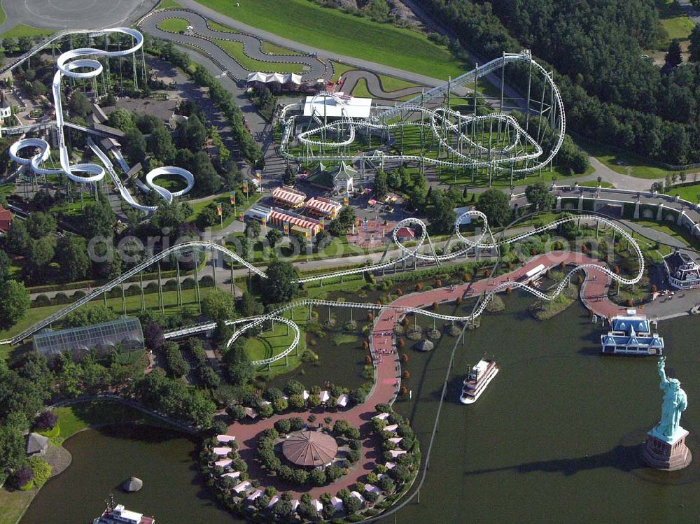 Soltau (Niedersachsen) from the bird's eye view: Norddeutschlands größter Erlebnispark mit über 50 Fahrattraktionen,Tieren & Shows (z.B. Delfinshow und Seelöwenshow), Events, Konzerte und Sonderveranstaltungen, Event-Location für Firmenveranstaltungen, Feriendorf „Heide- Park Holiday Camp“ Gesamtfläche:850.000 Quadratmeter Besucher in 2004: 1.400.000; Mitarbeiter: 150-900 je nach Saison. Werkstätten: Bauschlosserei, Kfz.-Werkstatt, Elektrowerkstatt, Tischlerei, Zimmerei, Malerei, Klempnerei, Gärtnerei, Atelier Heide-Park Soltau GmbH, der Tussauds Group zugehörig; Heidenhof, 29614 Soltau; Telefon: 01805 – 91 91 01; Fax: 05191/91 111;