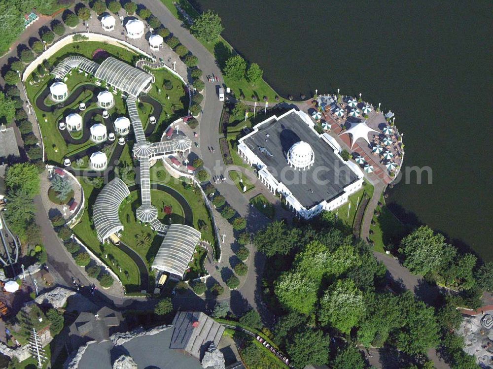 Soltau (Niedersachsen) from above - Norddeutschlands größter Erlebnispark mit über 50 Fahrattraktionen,Tieren & Shows (z.B. Delfinshow und Seelöwenshow), Events, Konzerte und Sonderveranstaltungen, Event-Location für Firmenveranstaltungen, Feriendorf „Heide- Park Holiday Camp“ Gesamtfläche:850.000 Quadratmeter Besucher in 2004: 1.400.000; Mitarbeiter: 150-900 je nach Saison. Werkstätten: Bauschlosserei, Kfz.-Werkstatt, Elektrowerkstatt, Tischlerei, Zimmerei, Malerei, Klempnerei, Gärtnerei, Atelier Heide-Park Soltau GmbH, der Tussauds Group zugehörig; Heidenhof, 29614 Soltau; Telefon: 01805 – 91 91 01; Fax: 05191/91 111;