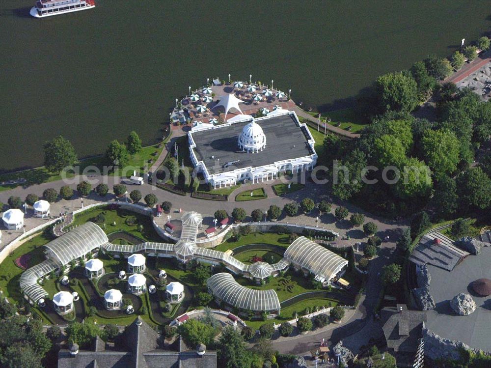 Soltau (Niedersachsen) from above - Norddeutschlands größter Erlebnispark mit über 50 Fahrattraktionen,Tieren & Shows (z.B. Delfinshow und Seelöwenshow), Events, Konzerte und Sonderveranstaltungen, Event-Location für Firmenveranstaltungen, Feriendorf „Heide- Park Holiday Camp“ Gesamtfläche:850.000 Quadratmeter Besucher in 2004: 1.400.000; Mitarbeiter: 150-900 je nach Saison. Werkstätten: Bauschlosserei, Kfz.-Werkstatt, Elektrowerkstatt, Tischlerei, Zimmerei, Malerei, Klempnerei, Gärtnerei, Atelier Heide-Park Soltau GmbH, der Tussauds Group zugehörig; Heidenhof, 29614 Soltau; Telefon: 01805 – 91 91 01; Fax: 05191/91 111;