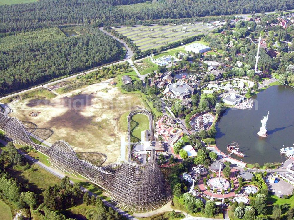 Aerial photograph Soltau (Niedersachsen) - Norddeutschlands größter Erlebnispark mit über 50 Fahrattraktionen,Tieren & Shows (z.B. Delfinshow und Seelöwenshow), Events, Konzerte und Sonderveranstaltungen, Event-Location für Firmenveranstaltungen, Feriendorf „Heide- Park Holiday Camp“ Gesamtfläche:850.000 Quadratmeter Besucher in 2004: 1.400.000; Mitarbeiter: 150-900 je nach Saison. Werkstätten: Bauschlosserei, Kfz.-Werkstatt, Elektrowerkstatt, Tischlerei, Zimmerei, Malerei, Klempnerei, Gärtnerei, Atelier Heide-Park Soltau GmbH, der Tussauds Group zugehörig; Heidenhof, 29614 Soltau; Telefon: 01805 – 91 91 01; Fax: 05191/91 111;