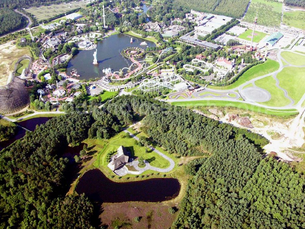 Soltau (Niedersachsen) from above - Norddeutschlands größter Erlebnispark mit über 50 Fahrattraktionen,Tieren & Shows (z.B. Delfinshow und Seelöwenshow), Events, Konzerte und Sonderveranstaltungen, Event-Location für Firmenveranstaltungen, Feriendorf „Heide- Park Holiday Camp“ Gesamtfläche:850.000 Quadratmeter Besucher in 2004: 1.400.000; Mitarbeiter: 150-900 je nach Saison. Werkstätten: Bauschlosserei, Kfz.-Werkstatt, Elektrowerkstatt, Tischlerei, Zimmerei, Malerei, Klempnerei, Gärtnerei, Atelier Heide-Park Soltau GmbH, der Tussauds Group zugehörig; Heidenhof, 29614 Soltau; Telefon: 01805 – 91 91 01; Fax: 05191/91 111;