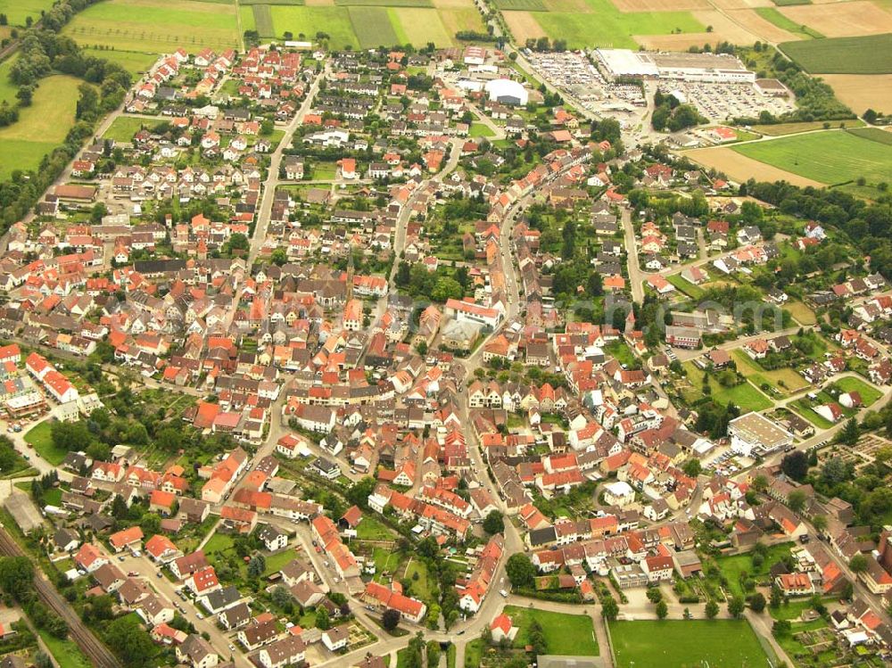 Bruchsal from the bird's eye view: 27.08.2005 Bruchsal; Verwaltungstechnisch ist Heidelsheim ein Stadtteil von Bruchsal.In den Jahren seit der Gründung hat Heidelsheim eine wechselvolle Geschichte durchlaufen, in der auch die historischen Rechte als Reichsstadt verlorengingen. Erst 1952 wurde der Stadttitel von der Landesverwaltung Baden-Württemberg ehrenhalber wieder an Heidelsheim verliehen.