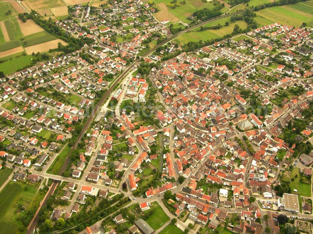 Aerial image Bruchsal - 27.08.2005 Bruchsal; Verwaltungstechnisch ist Heidelsheim ein Stadtteil von Bruchsal.In den Jahren seit der Gründung hat Heidelsheim eine wechselvolle Geschichte durchlaufen, in der auch die historischen Rechte als Reichsstadt verlorengingen. Erst 1952 wurde der Stadttitel von der Landesverwaltung Baden-Württemberg ehrenhalber wieder an Heidelsheim verliehen.