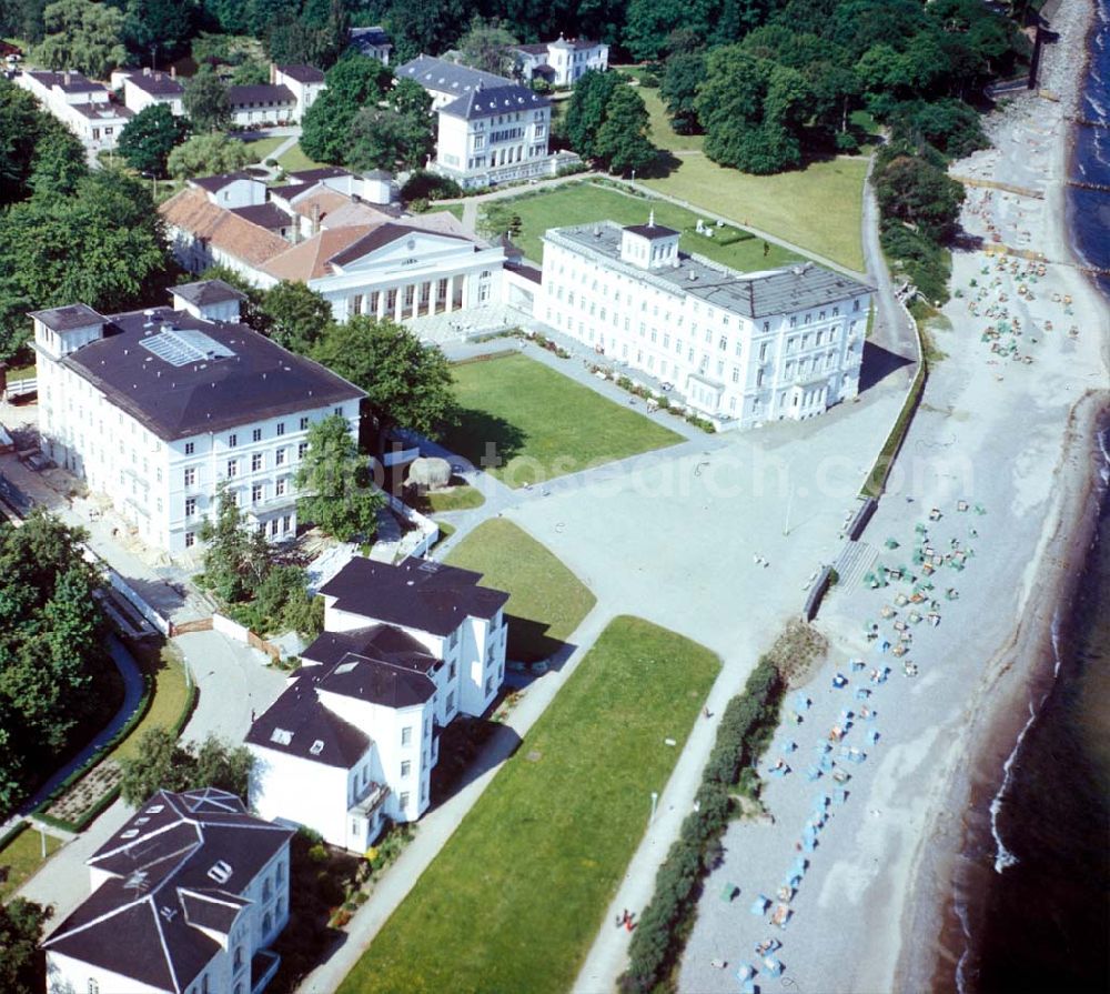 Bad Doberan - Heiligendamm from above - Blick auf Heiligendamm 18209; fünf der historischen Gebäude wurden restauriert und zur 5-Sterne-plus-Hotelanlage „Kempinski Grand Hotel Heiligendamm“ ausgebaut, die im Frühjahr 2003 eröffnete. In der DDR beherbergte das Gebäude der FAK während der Semesterferien im Sommer die Kinderferienlager des Ministeriums für Kultur der DDR (MfK).