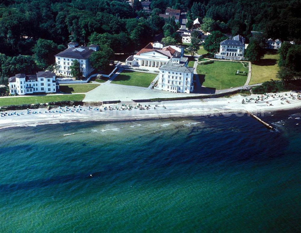 Aerial image Bad Doberan - Heiligendamm - Blick auf Heiligendamm 18209; fünf der historischen Gebäude wurden restauriert und zur 5-Sterne-plus-Hotelanlage „Kempinski Grand Hotel Heiligendamm“ ausgebaut, die im Frühjahr 2003 eröffnete. In der DDR beherbergte das Gebäude der FAK während der Semesterferien im Sommer die Kinderferienlager des Ministeriums für Kultur der DDR (MfK).