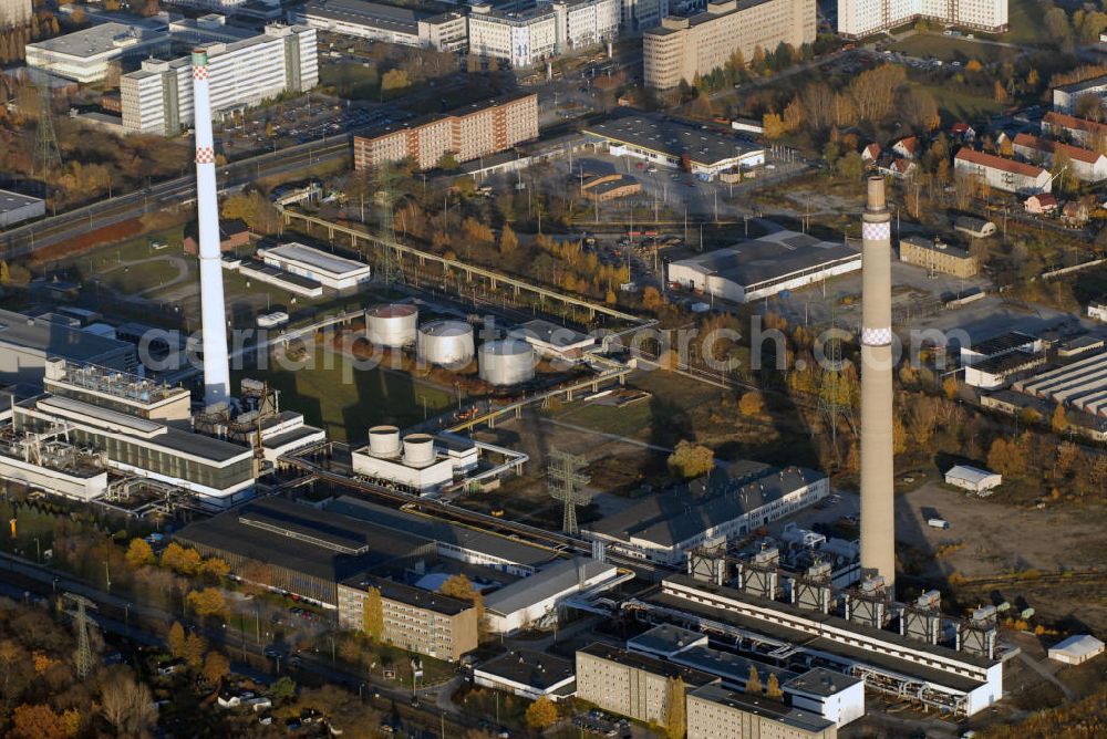 Berlin Lichtenberg from above - Das Heizkraftwerk Lichtenberg arbeitet nach dem Prinzip der Kraft-Wärme-Kopplung. Es wurde 1970 errichtet und ist auch heute im berliner Strom- und Wärmenetz integriert. Kontakt Kraftwerk: Rhinstraße 70, 12681 Berlin, Tel. +49 (0)30 54800917; Betreiber: Vattenfall Europe AG, Chausseestr. 23, 10115 Berlin, Tel. +49 (0)30 8182-22, Fax +49 (0)30 8182-3950, E-Mail: info@vattenfall.de