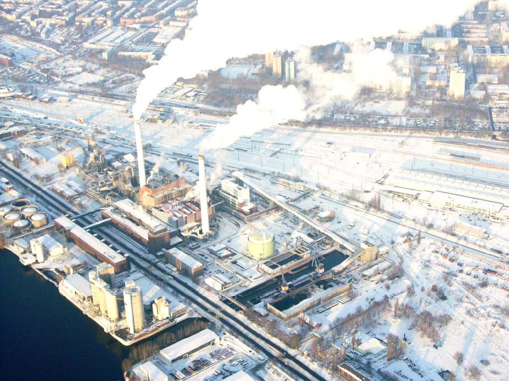 Berlin - Rummelsburg from the bird's eye view: Ein Winterblick auf das Heizkraftwerk im Industriegebiet Rummelsburg.