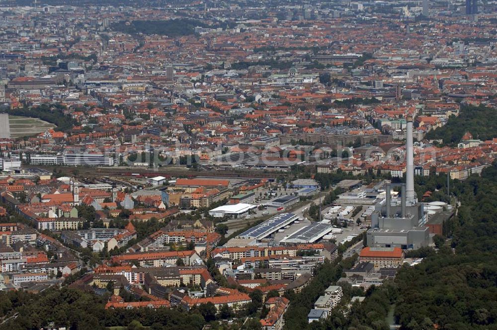 München from the bird's eye view: Blick vom Heizkraftwerk Süd auf den Bezirk Sendling in München. Besonderheiten sind die beiden Türme der St. Korbinian Kirche und das Gelände der Großmarkthalle rechts von ihr. Munich 2007/07/15 View from the cogeneration plant over the district Sendling in Munich. Mentionable are the steeples of the St. Korbinian church and the market hall to the right.