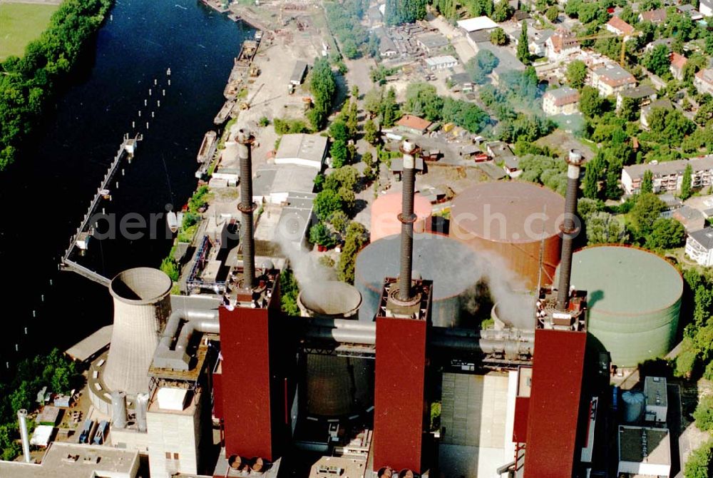 Aerial image Berlin Steglitz - 05.08.1995 Blick auf ein Heizkraftwerk in Steglitz und einem Öltanker