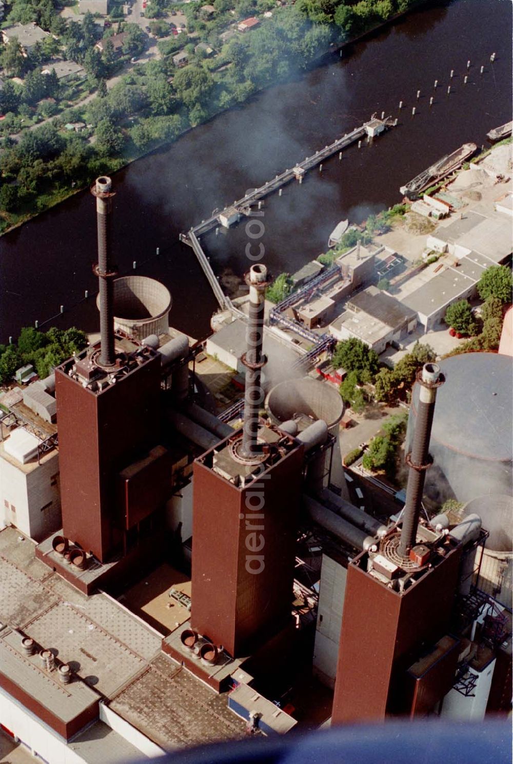 Berlin Steglitz from the bird's eye view: 05.08.1995 Blick auf ein Heizkraftwerk in Steglitz und einem Öltanker