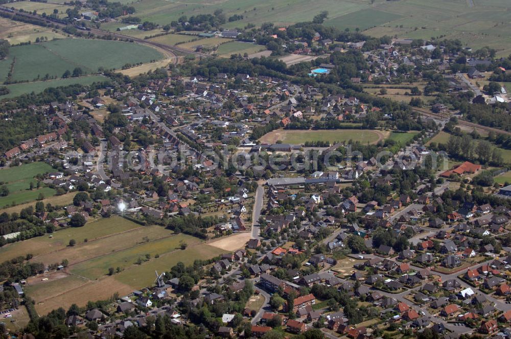 Aerial photograph Hemmingstedt - Blick auf Hemmingstedt in Dithmarschen. Der Ort liegt im Zentrum des Kreises Dithmarschen zwischen den Städten Heide und Meldorf an der Bundesstraße 5. Die Nordsee ist mit dem Auto in zwanzig Minuten zu erreichen. In der Gemeinde befindet sich eine Kirche aus der Renaissancezeit sowie eine große Windmühle von 1858. In Hemmingstedt steht eine Erdölraffinerie. Sie ist einer der größten Arbeitgeber im Kreis. Kontakt: Amtsverwaltung, Kirchspielsweg 6, 25746 Heide, Tel. +49 (0)481 605 0, Fax +49 (0)481 60570, Email hemmingstedt@amt-heide-land.de