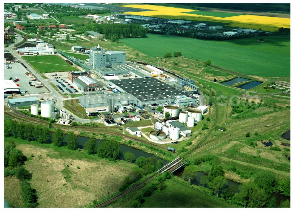 Genthin / Sachsen-Anhalt from the bird's eye view: Blick auf die HENKEL-Werke in Genthin - Waschmittelwerk der HENKEL AG (SPEE-Werk) in Genthin - Sachsen - Anhalt. Postanschrift: Ziegeleistraße 56, 39307 Genthin oder Postfach 11 43, 39301 Genthin,Tel.: ++49 (0) 39 33 8 85-0, Fax: ++49 (0) 39 33 8 85-2 01