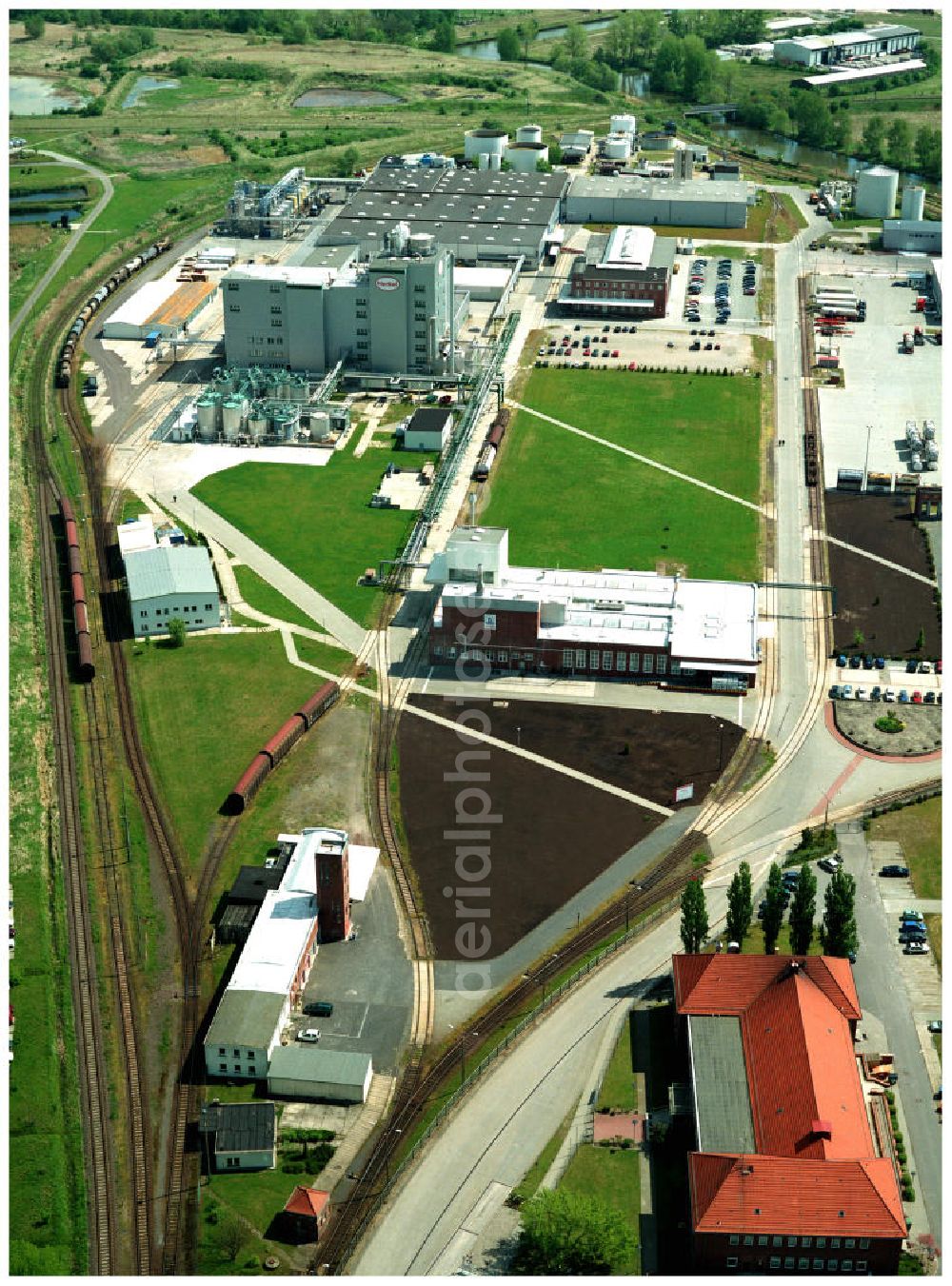 Genthin / Sachsen-Anhalt from above - Blick auf die HENKEL-Werke in Genthin - Waschmittelwerk der HENKEL AG (SPEE-Werk) in Genthin - Sachsen - Anhalt. Postanschrift: Ziegeleistraße 56, 39307 Genthin oder Postfach 11 43, 39301 Genthin,Tel.: ++49 (0) 39 33 8 85-0, Fax: ++49 (0) 39 33 8 85-2 01