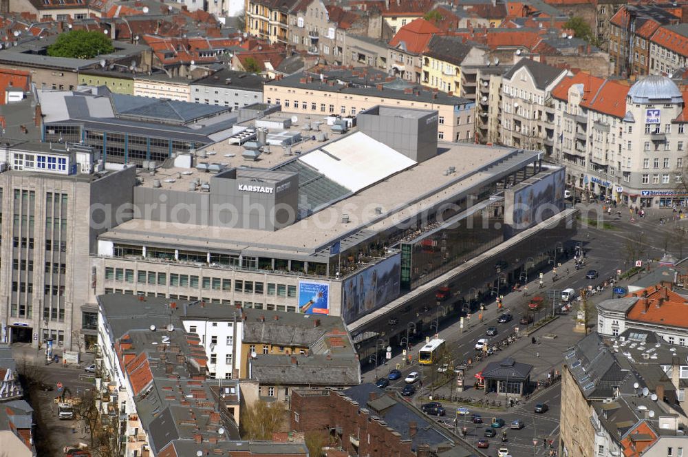 Aerial image Berlin - Blick auf den Hermannplatz mit dem Karstadt-Kaufhaus. Der Hermannplatz ist ein Platz im Norden des Berliner Bezirks Neukölln. Er trägt diesen Namen seit dem 9. September 1885. Ähnlich wie bei der hier beginnenden Hermannstraße bezieht sich der Name auf Herrmann den Cherusker. An der äußersten Südostecke des innerstädtischen Ortsteils Kreuzbergs gelegen, galt und gilt der Platz als Tor nach Neukölln. Das Gebäude für den Karstadt-Konzern wurde von dessen Hausarchitekten Philipp Schaefer ent?????????????????????????????????????????????????????????????????????????????????????????????????????????????????????????????????????????????????????????????????????????????????????????????????????????????????????