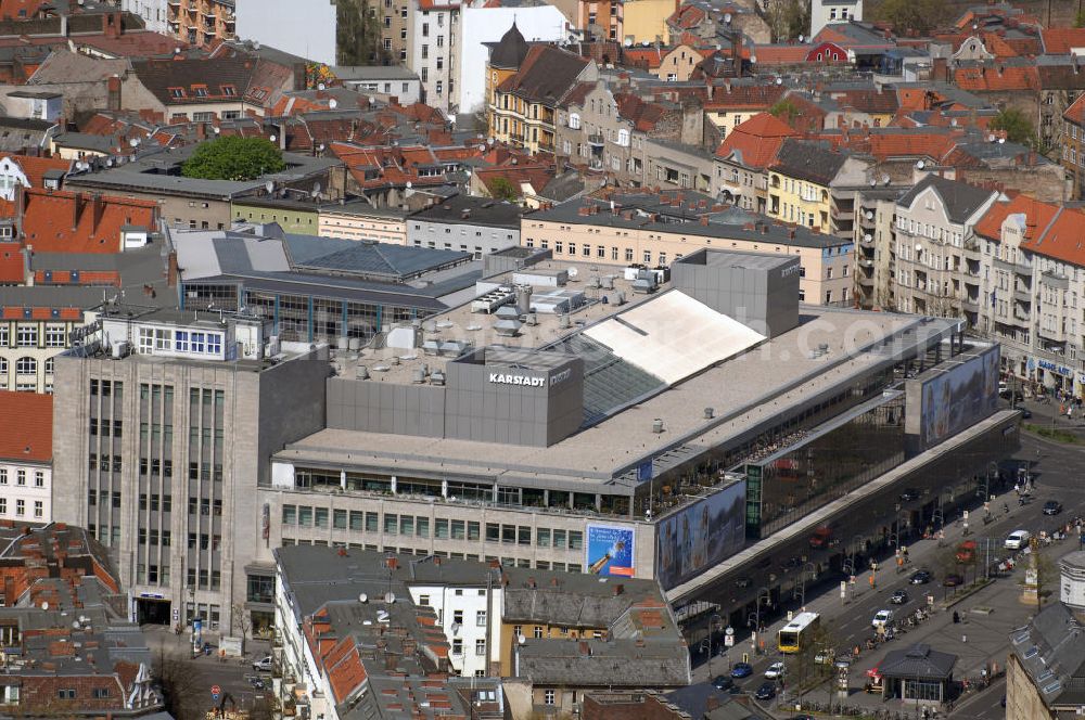 Berlin from above - Blick auf den Hermannplatz mit dem Karstadt-Kaufhaus. Der Hermannplatz ist ein Platz im Norden des Berliner Bezirks Neukölln. Er trägt diesen Namen seit dem 9. September 1885. Ähnlich wie bei der hier beginnenden Hermannstraße bezieht sich der Name auf Herrmann den Cherusker. An der äußersten Südostecke des innerstädtischen Ortsteils Kreuzbergs gelegen, galt und gilt der Platz als Tor nach Neukölln. Das Gebäude für den Karstadt-Konzern wurde von dessen Hausarchitekten Philipp Schaefer ent?????????????????????????????????????????????????????????????????????????????????????????????????????????????????????????????????????????????????????????????????????????????????????????????????????????????????????