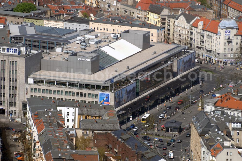 Aerial image Berlin - Blick auf den Hermannplatz mit dem Karstadt-Kaufhaus. Der Hermannplatz ist ein Platz im Norden des Berliner Bezirks Neukölln. Er trägt diesen Namen seit dem 9. September 1885. Ähnlich wie bei der hier beginnenden Hermannstraße bezieht sich der Name auf Herrmann den Cherusker. An der äußersten Südostecke des innerstädtischen Ortsteils Kreuzbergs gelegen, galt und gilt der Platz als Tor nach Neukölln. Das Gebäude für den Karstadt-Konzern wurde von dessen Hausarchitekten Philipp Schaefer ent?????????????????????????????????????????????????????????????????????????????????????????????????????????????????????????????????????????????????????????????????????????????????????????????????????????????????????