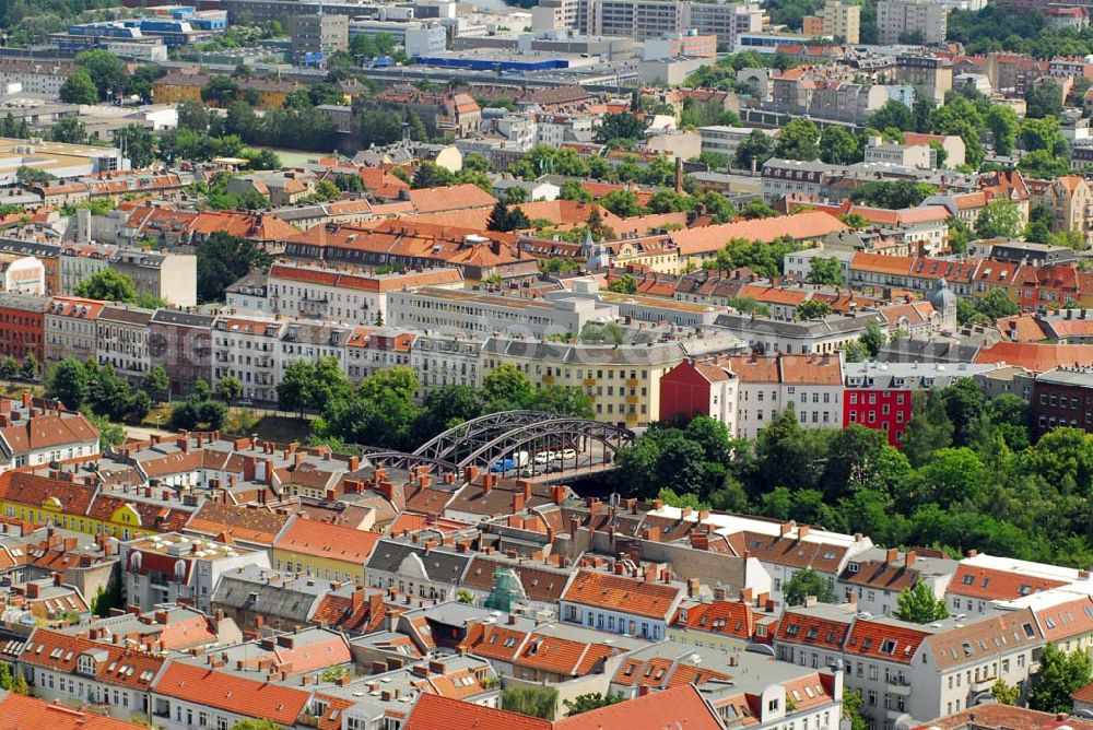 Berlin from above - 01.07.2006,Berlin-Neukölln,Luftbildansicht der Herta-Brücke,Sie überquert die S-Bahnstrecke in Berlin-Neukölln und ist eine Verbindung zwischen zwei Wohngebieten.