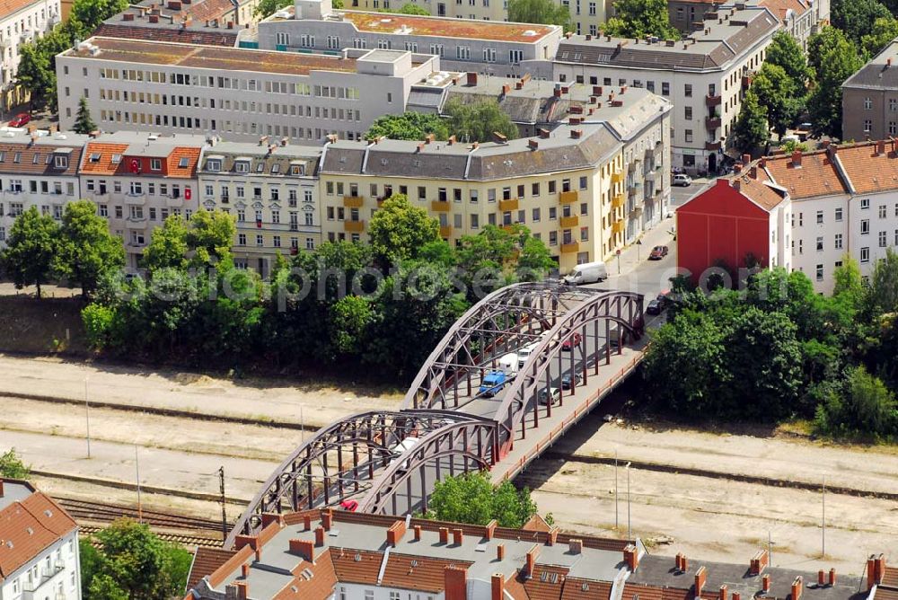 Berlin from the bird's eye view: 01.07.2006,Berlin-Neukölln,Luftbildansicht der Herta-Brücke,Sie überquert die S-Bahnstrecke in Berlin-Neukölln und ist eine Verbindung zwischen zwei Wohngebieten.