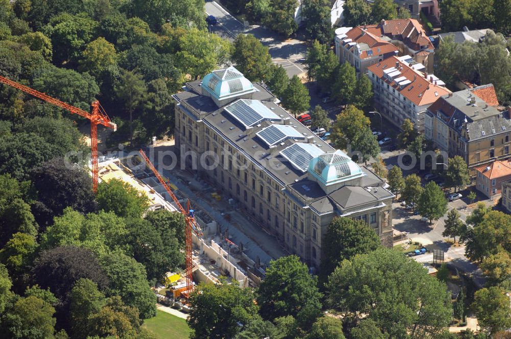 Braunschweig from above - Blick auf das Herzog Anton Ulrich-Museum. Das Anton Ulrich-Museum ist mit über 250 Jahren das bedeutenste und größte Kunstmuseum Niedersachsens. Es wurde im Jahr 1754, ein Jahr nach dem British Museum in London, gegründet. Somit ist es das älteste Museum Deutschlands und das zweitälteste Museum der Welt. Das Herzog Anton Ulrich-Museum ist damit auch einer der wichtigsten Museen alter Kunst der Bundesrepublik Deutschland. Derzeit entsteht dort ein Erweiterungsbau in dem zukünftig moderne Räume für Magazine, Bibliotheken, Verwaltung, Kupferstichkabinett oder auch Restaurierungswerkstätten zu Verfügung stehen sollen. Kontakt: Herzog Anton Ulrich-Museum, Museumsstraße 1, 38100 Braunschweig, Tel.: +49(0)531 1225 0, Fax: +49(0)531 1225 2408, E-Mail: info@museum-braunschweig.de