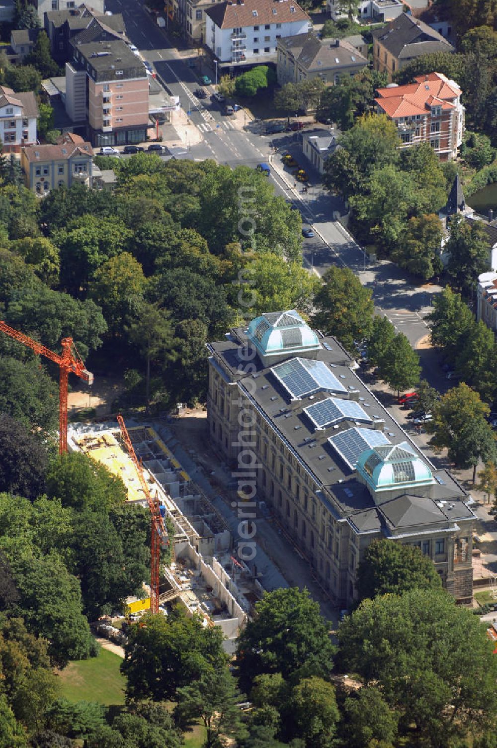 Braunschweig from the bird's eye view: Blick auf das Herzog Anton Ulrich-Museum. Das Anton Ulrich-Museum ist mit über 250 Jahren das bedeutenste und größte Kunstmuseum Niedersachsens. Es wurde im Jahr 1754, ein Jahr nach dem British Museum in London, gegründet. Somit ist es das älteste Museum Deutschlands und das zweitälteste Museum der Welt. Das Herzog Anton Ulrich-Museum ist damit auch einer der wichtigsten Museen alter Kunst der Bundesrepublik Deutschland. Derzeit entsteht dort ein Erweiterungsbau in dem zukünftig moderne Räume für Magazine, Bibliotheken, Verwaltung, Kupferstichkabinett oder auch Restaurierungswerkstätten zu Verfügung stehen sollen. Kontakt: Herzog Anton Ulrich-Museum, Museumsstraße 1, 38100 Braunschweig, Tel.: +49(0)531 1225 0, Fax: +49(0)531 1225 2408, E-Mail: info@museum-braunschweig.de