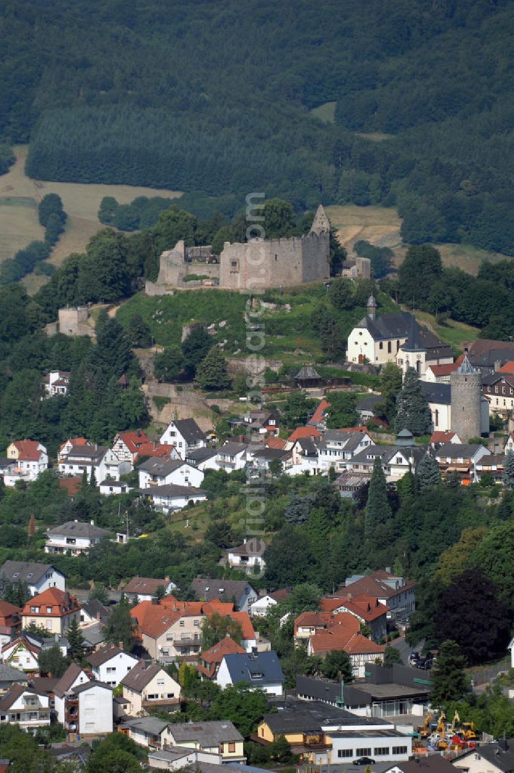 Lindenfels from above - Blick auf historische Bauten in Lindenfels. Der heilklimatische Kurort, auch Perle des Odenwalds genannt, liegt im südhessischen Odenwald und ist eingebettet in eine Berglandschaft mit vielen Wäldern. Im Hintergrund steht die Bergruine Lindenfels, davor sind die evangelische Kirche und der Bürgerturm erkennbar. Kontakt: Stadtverwaltung, Burgstraße 39, 64678 Lindenfels, Tel. (0)6255 306 0, Fax (0)6255 306 88, eMail rathaus@lindenfels.de