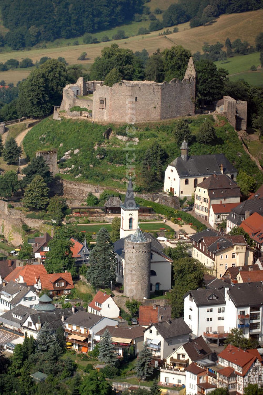 Lindenfels from above - Blick auf historische Bauten in Lindenfels. Der heilklimatische Kurort, auch Perle des Odenwalds genannt, liegt im südhessischen Odenwald und ist eingebettet in eine Berglandschaft mit vielen Wäldern. Im Hintergrund steht die Bergruine Lindenfels, davor sind die evangelische Kirche und der Bürgerturm erkennbar. Kontakt: Stadtverwaltung, Burgstraße 39, 64678 Lindenfels, Tel. (0)6255 306 0, Fax (0)6255 306 88, eMail rathaus@lindenfels.de