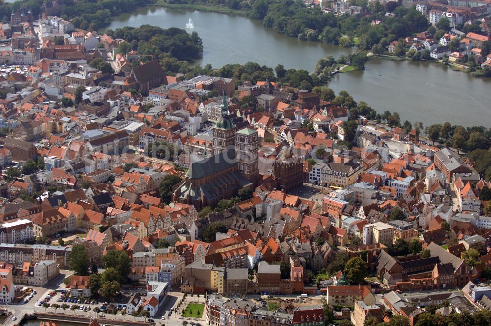 Stralsund from the bird's eye view: Blick auf das historische Stadtzentrum der alten Hansestadt Stralsund mit der Marienkirche.