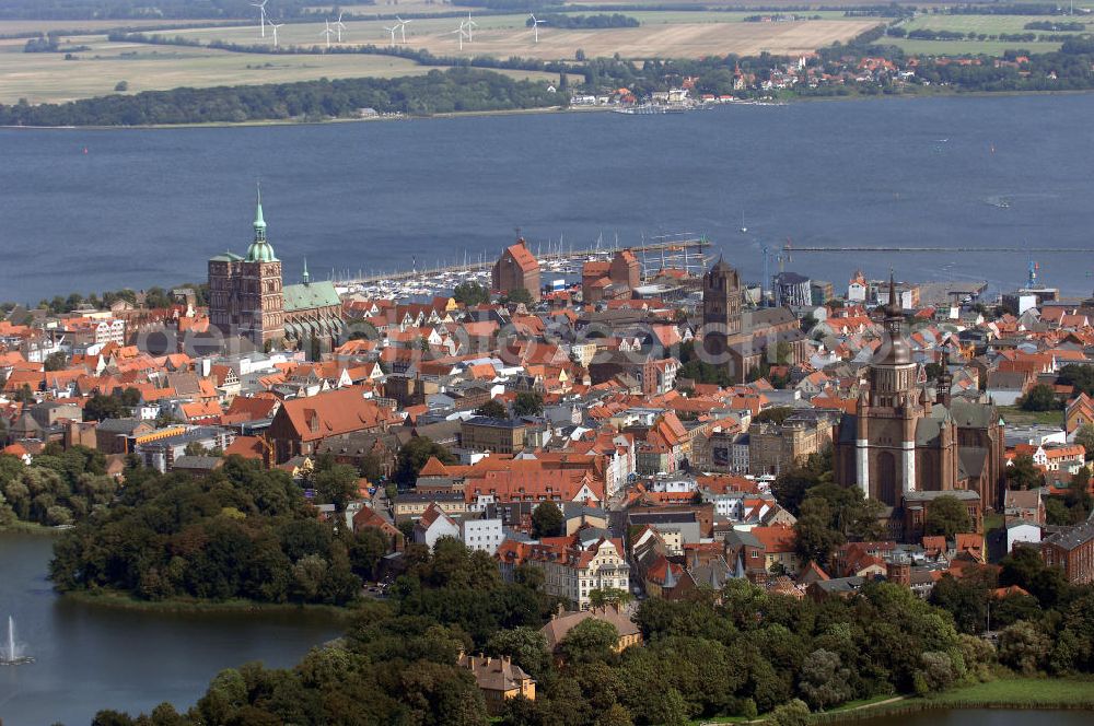 Aerial image Stralsund - Blick auf das historische Stadtzentrum der alten Hansestadt Stralsund mit der Marienkirche.