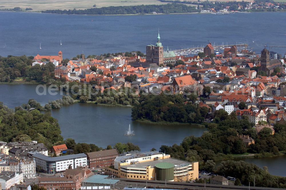 Aerial photograph Stralsund - Blick auf das historische Stadtzentrum der alten Hansestadt Stralsund mit der Marienkirche.