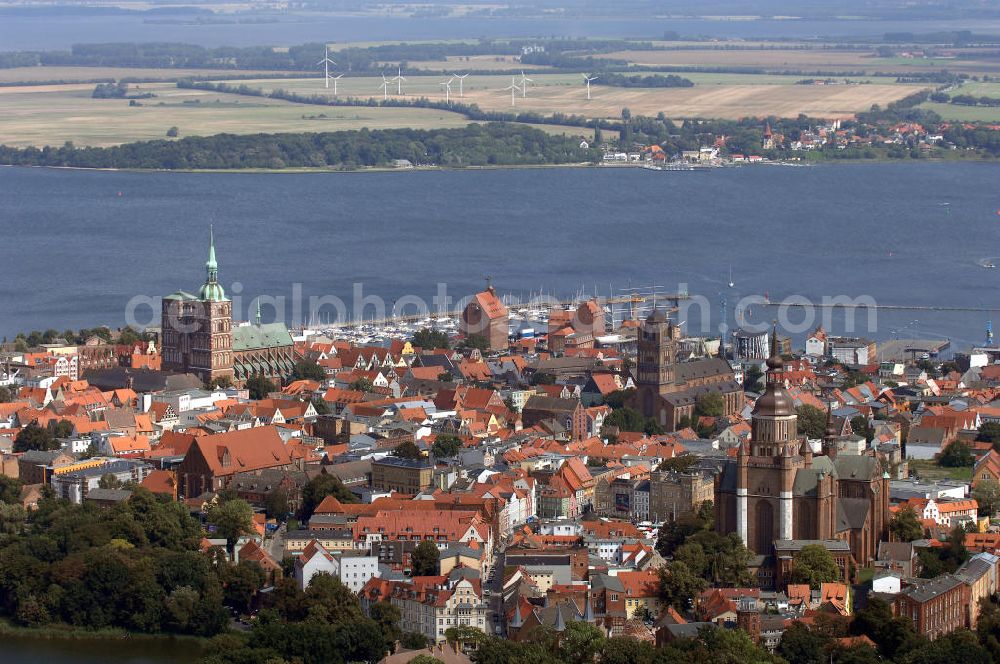 Stralsund from above - Blick auf das historische Stadtzentrum der alten Hansestadt Stralsund mit der Marienkirche.