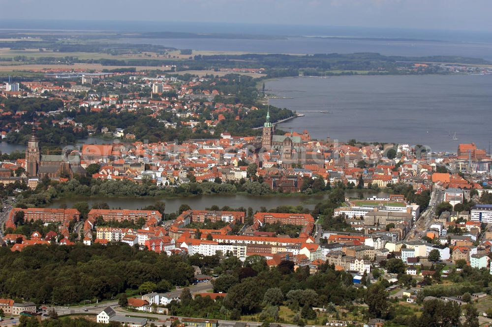 Stralsund from the bird's eye view: Blick auf das historische Stadtzentrum der alten Hansestadt Stralsund mit der Marienkirche.