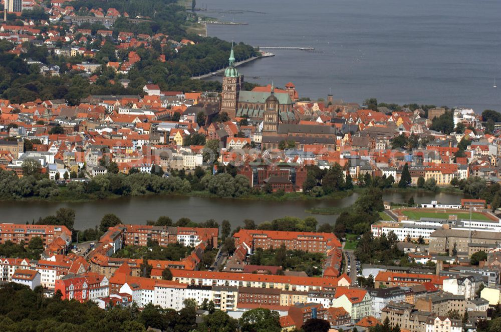 Aerial image Stralsund - Blick auf das historische Stadtzentrum der alten Hansestadt Stralsund mit der Marienkirche.