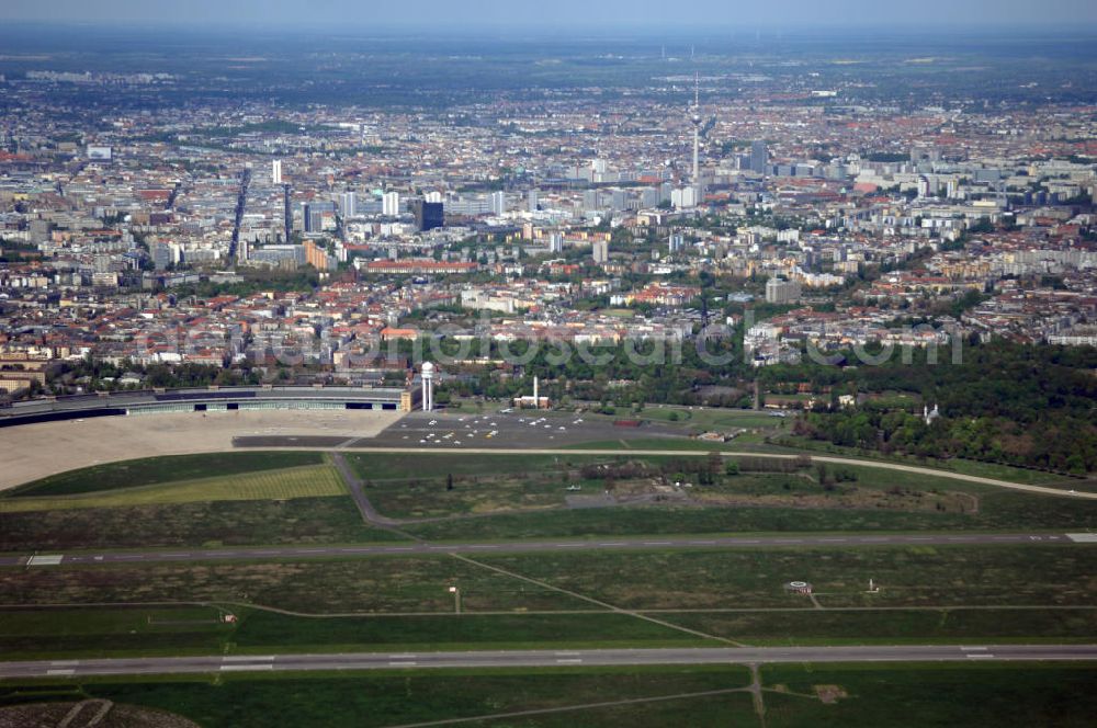 Aerial image Berlin - Der Flughafen Berlin-Tempelhof (IATA-Code: THF, ICAO-Code: EDDI) ist der älteste der drei derzeit noch in Betrieb befindlichen Verkehrsflughäfen im Großraum Berlin, er wird jedoch am 31. Oktober 2008 geschlossen.