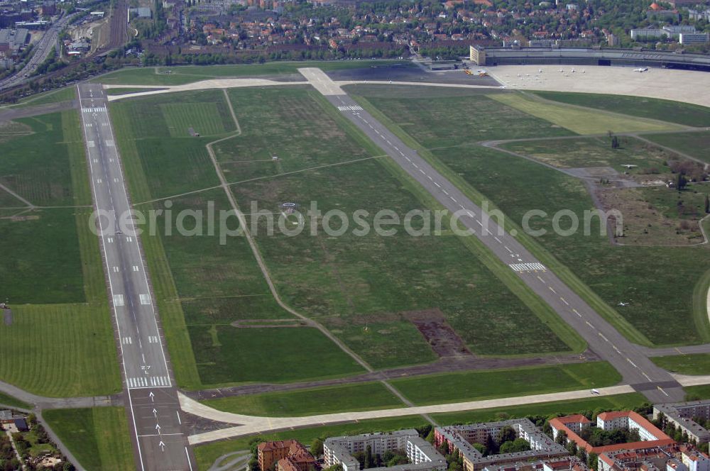 Aerial photograph Berlin - Der Flughafen Berlin-Tempelhof (IATA-Code: THF, ICAO-Code: EDDI) ist der älteste der drei derzeit noch in Betrieb befindlichen Verkehrsflughäfen im Großraum Berlin, er wird jedoch am 31. Oktober 2008 geschlossen.